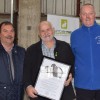Ehrung von Walter Fehrenz durch den
AG-Sprecher Peter Lührs bei der 33. Widderclubvergleichschau in Hainichen im LV Sachsen. Von links Maxim Steinhardt (Ausstellungsleiter), Walter Fehrenz, Peter Lührs (AG-Sprecher). Bild mit feundlicher Genehmigung von Kleintiernews.